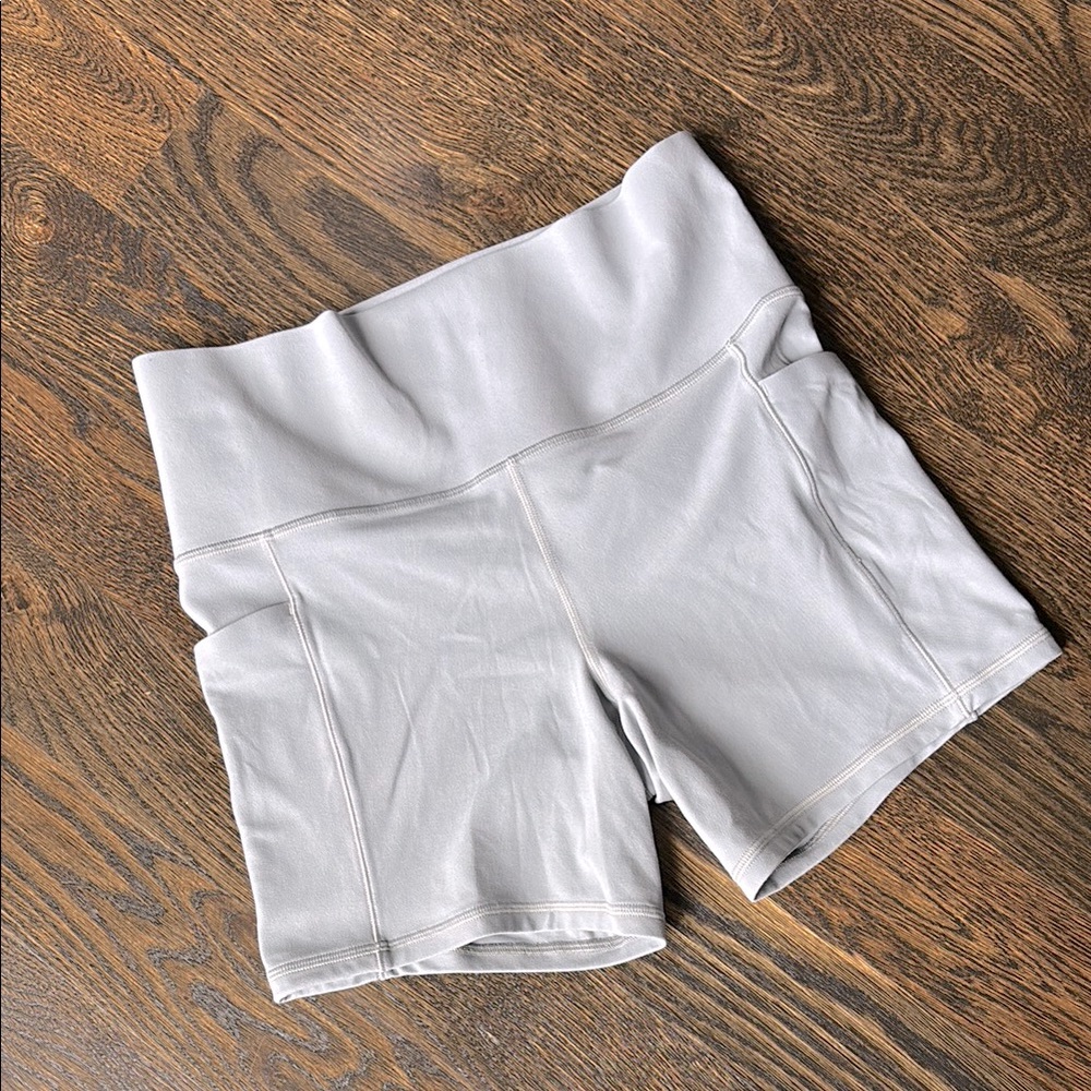 Athleta Salutation Stash 5” Short - Size Medium